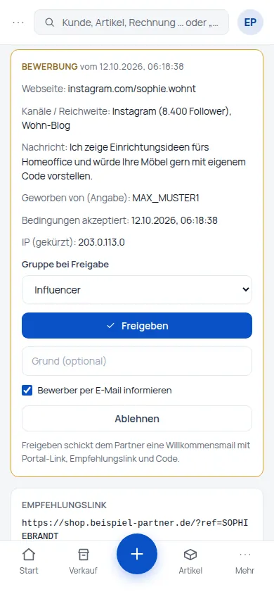 Partner werden: Neue Partner bewerben sich über ein Formular von credoox – Sie geben mit einem Klick frei (Handyansicht) – Bildschirm aus der Demo