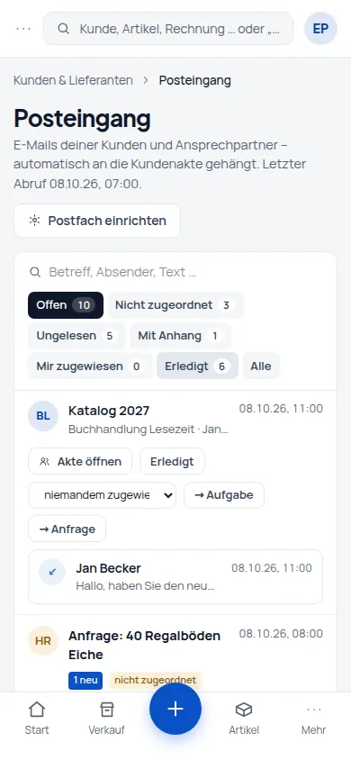 Antworten aus der Akte: Reiter „E-Mails“ in der Kundenakte: lesen, antworten, Belege anhängen (Handyansicht) – Bildschirm aus der Demo